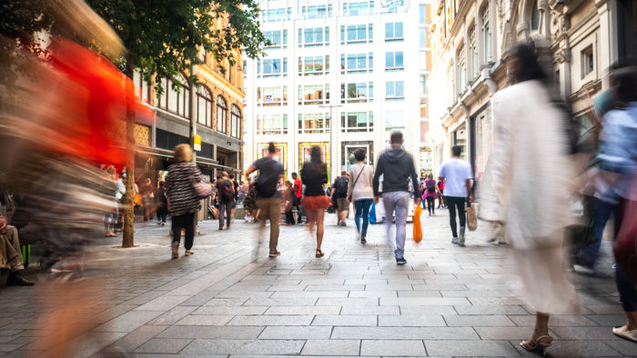 Einkaufsstraße mit vielen Menschen in London
